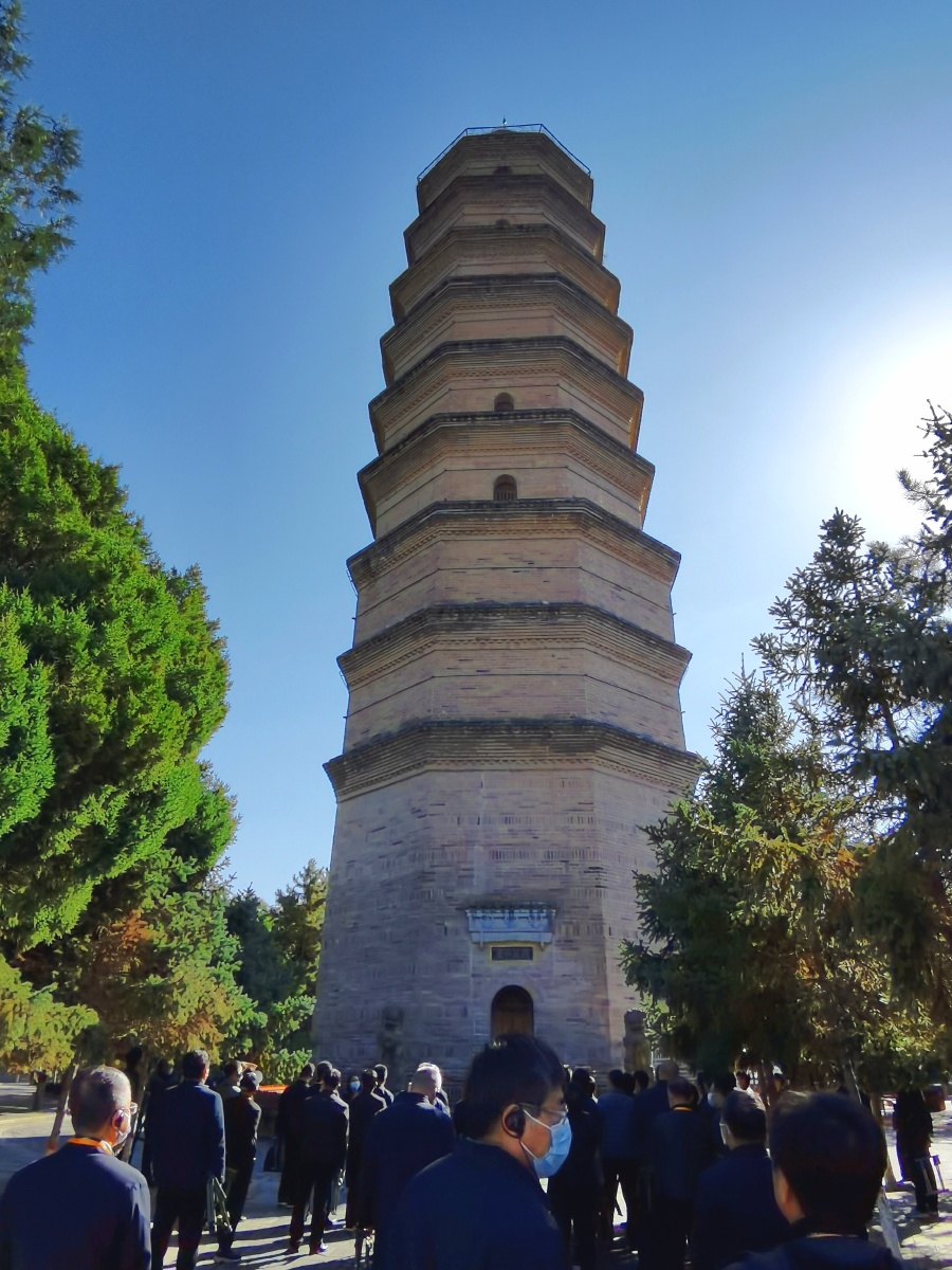 陕西延安秋染宝塔山美景如画卷2021年10月21日深秋时节位于陕西省延安