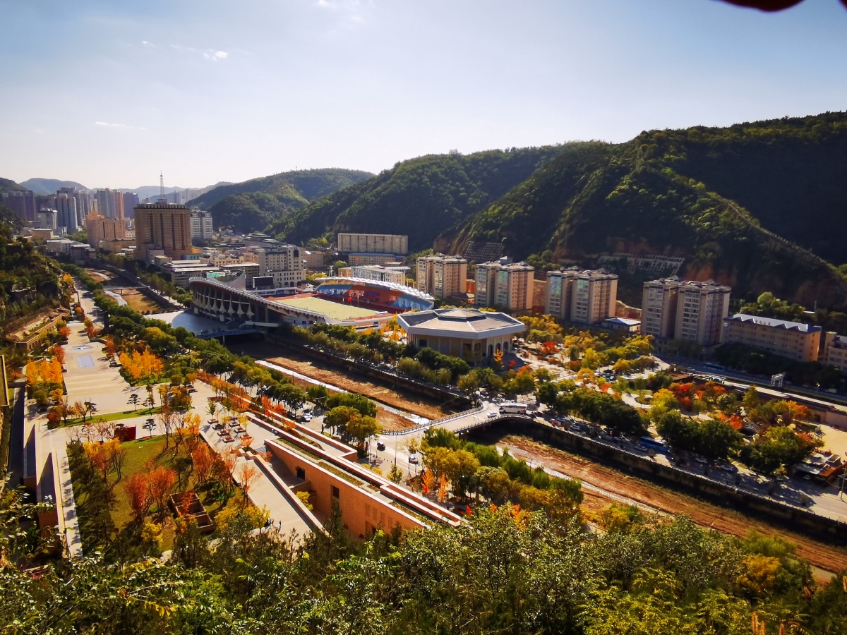 陕西延安秋染宝塔山美景如画卷2021年10月21日深秋时节位于陕西省延安