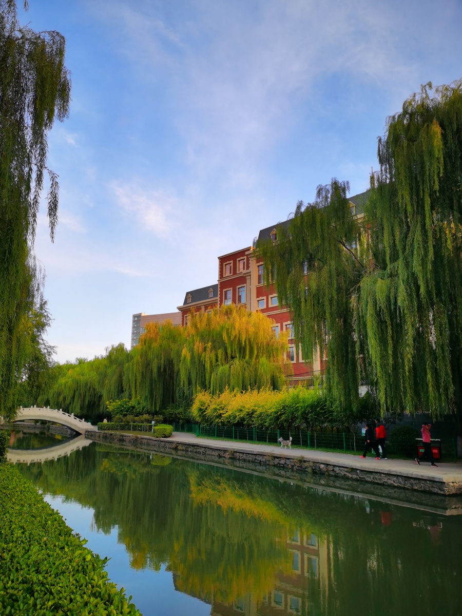 保定:一亩泉河畔风光如画 2020年10月12日清晨,保定市一亩泉河畔风光