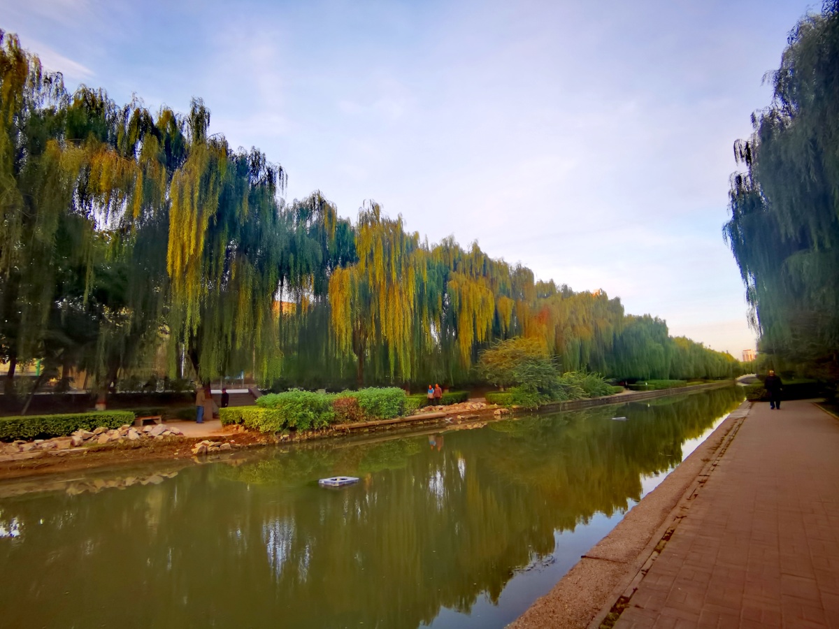 保定:一亩泉河畔风光如画 2020年10月12日清晨,保定市一亩泉河畔风光