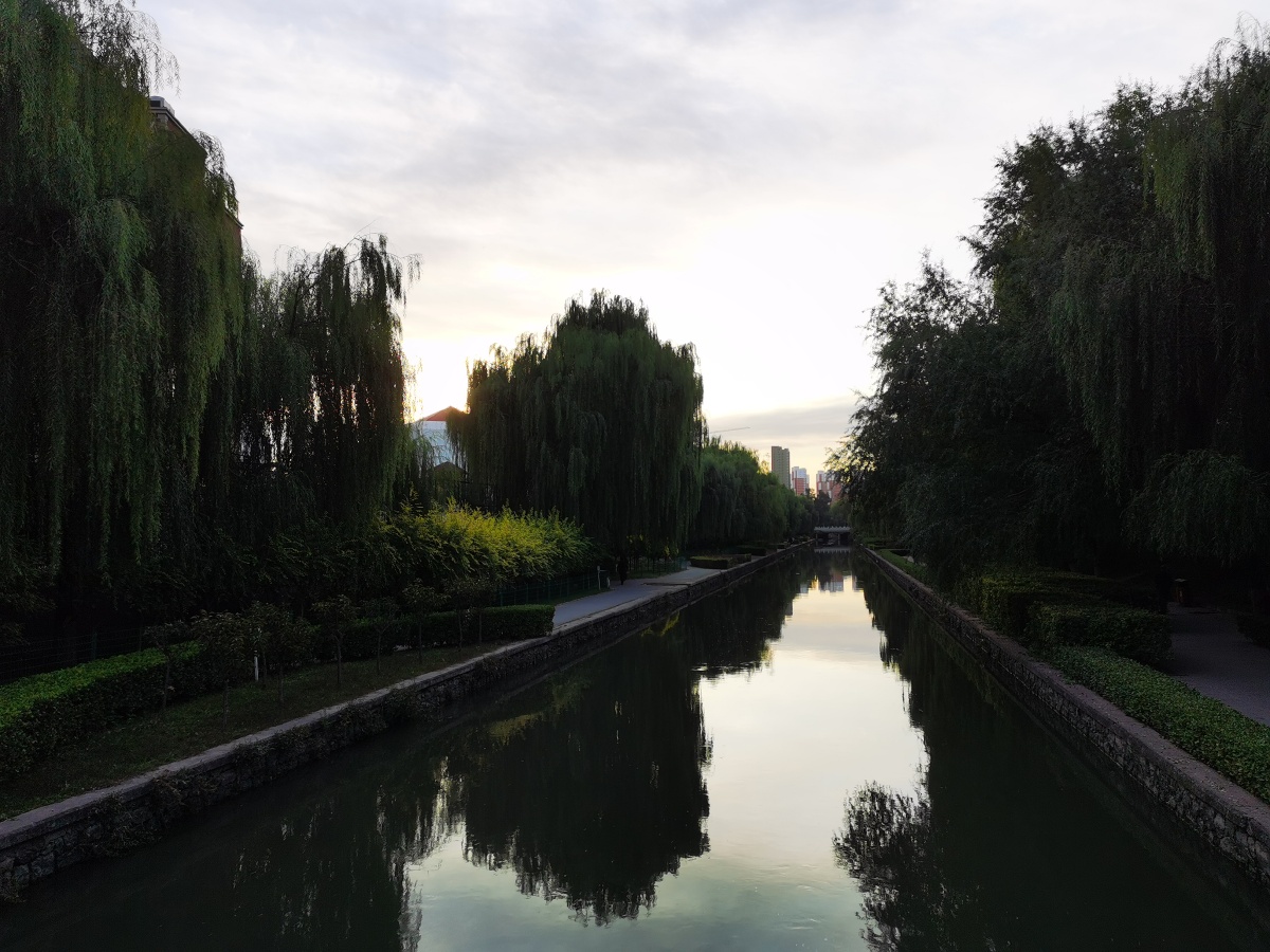 保定:一亩泉河畔风光如画 2020年10月12日清晨,保定市一亩泉河畔风光