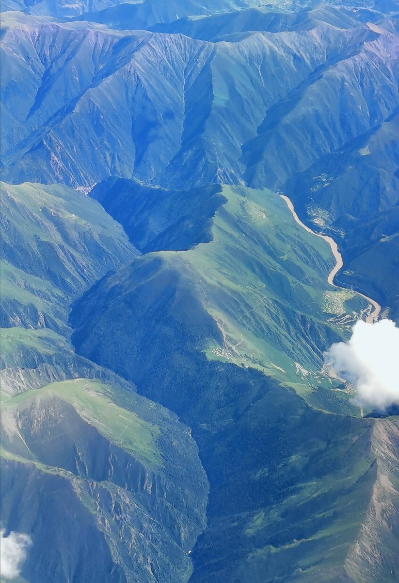 身处万米高空,群山都