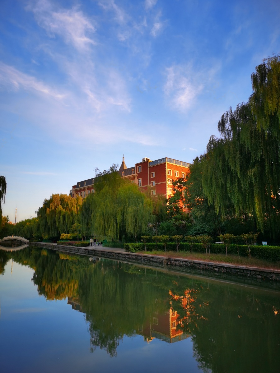 保定一亩泉河畔风光如画2020年10月12日清晨保定市一亩泉河畔风光如画