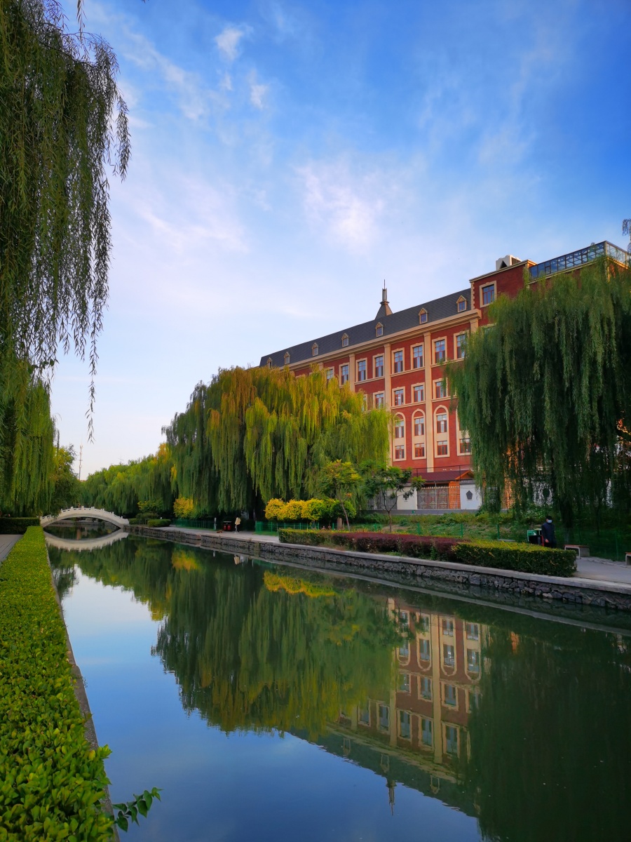 保定:一亩泉河畔风光如画 2020年10月12日清晨,保定市一亩泉河畔风光