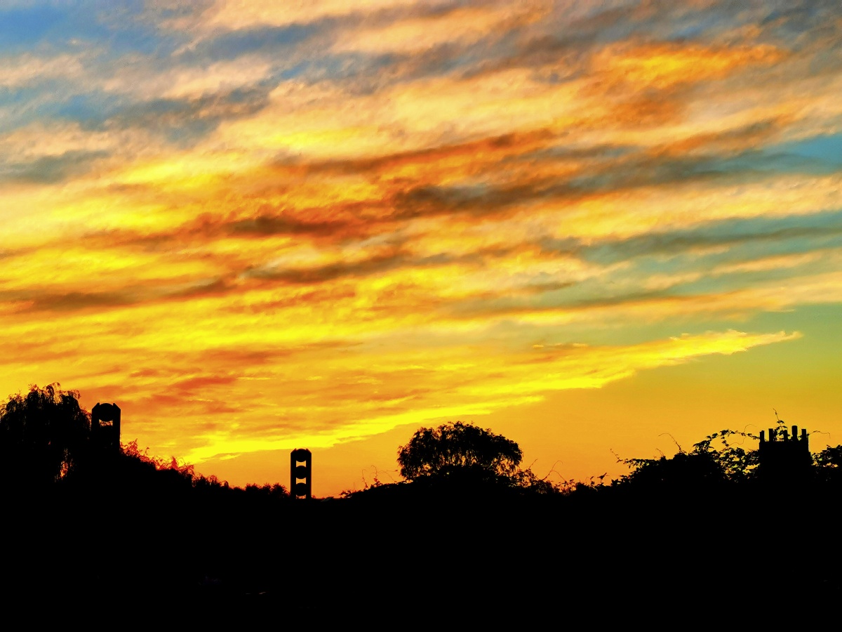 陕西宝鸡夕阳如画晚霞醉人2020年7月19日傍晚陕西宝鸡雨过天晴天空如