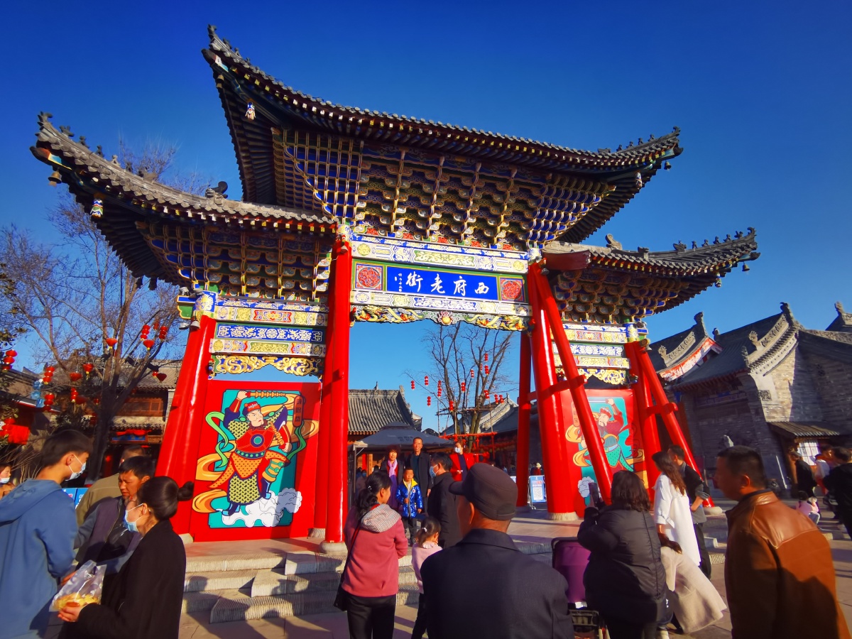 2021年2月18日,农历正月初七,游客在陕西宝鸡西府老街游览