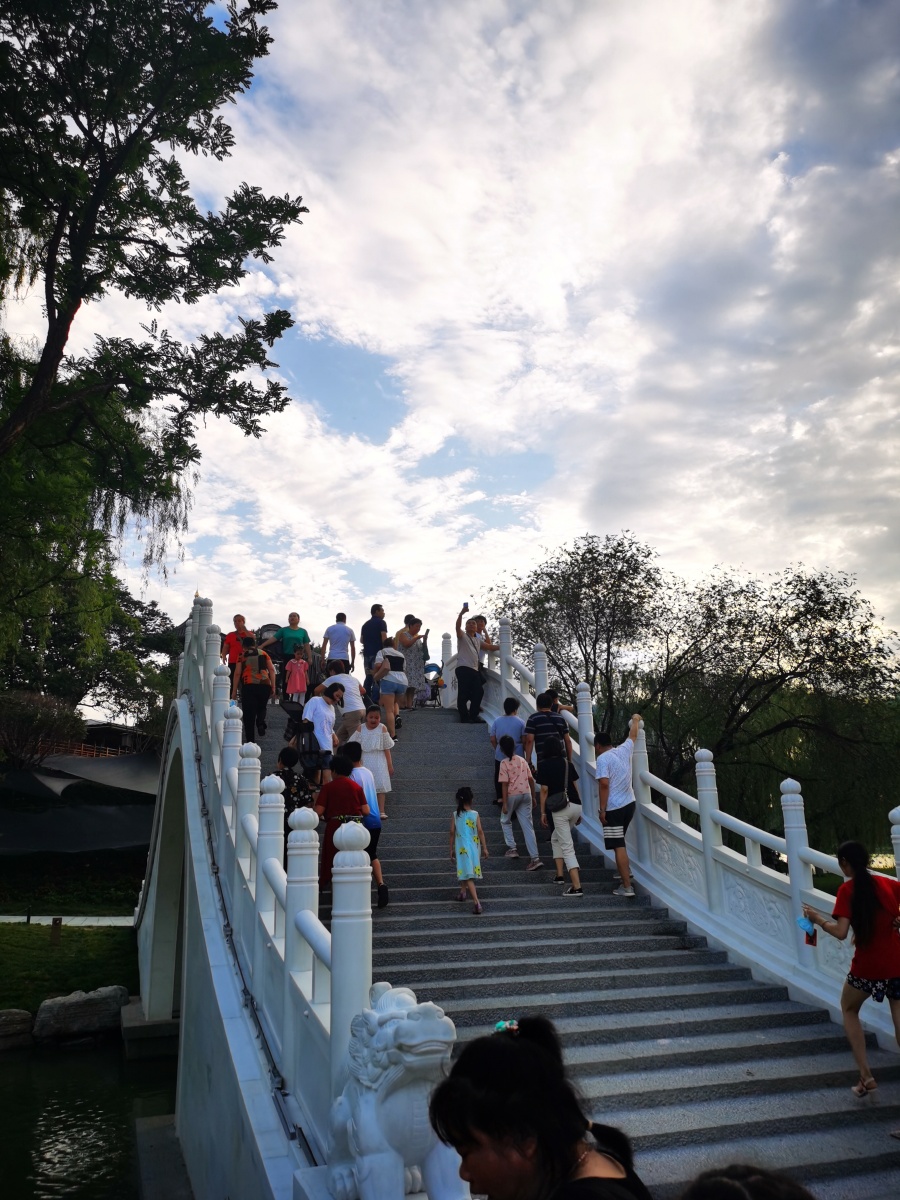 西安兴庆宫公园正式开门游客2021年7月1日傍晚游客在升级改造后的西安