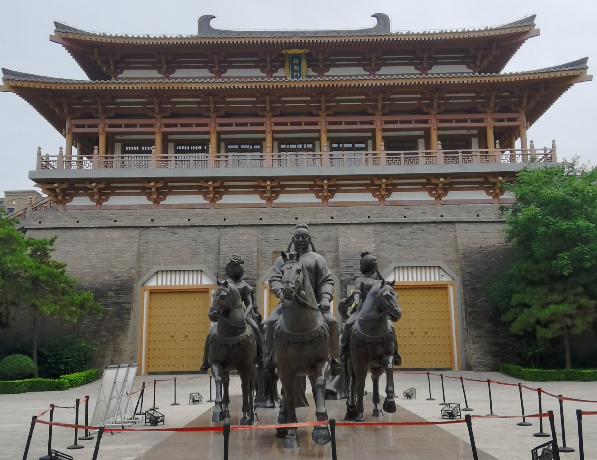 晨练2021年7月16日清晨市民在西安市曲江新区唐长城遗址公园晨练