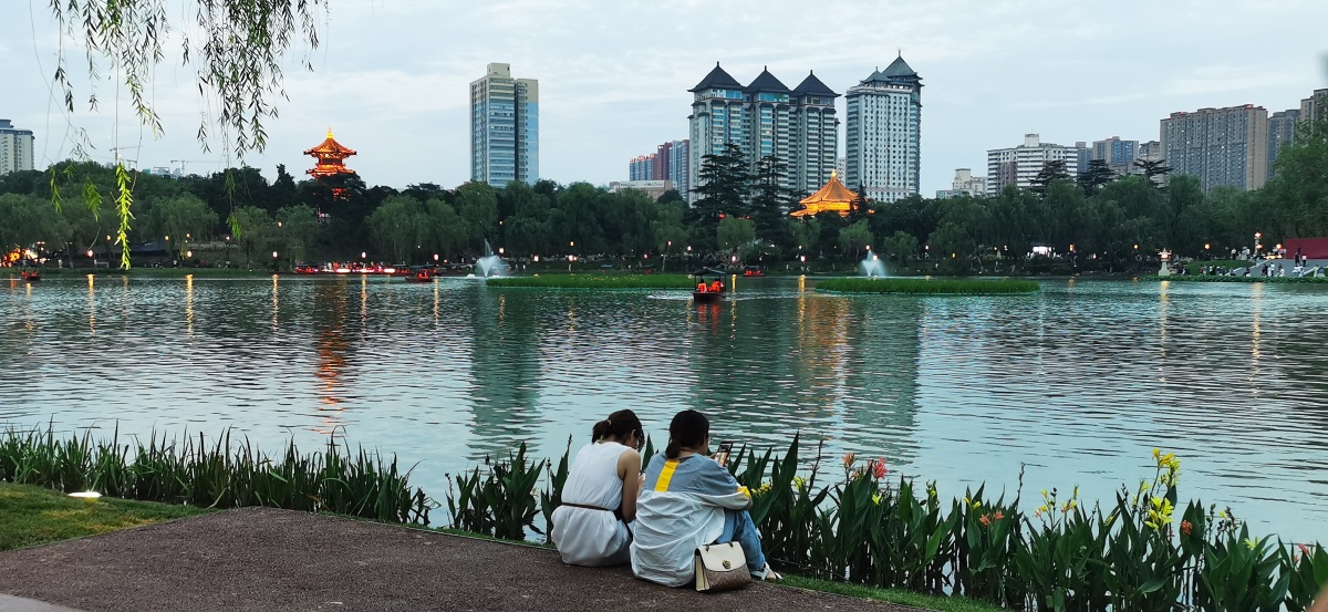 西安兴庆宫公园正式开门游客2021年7月1日傍晚游客在升级改造后的西安