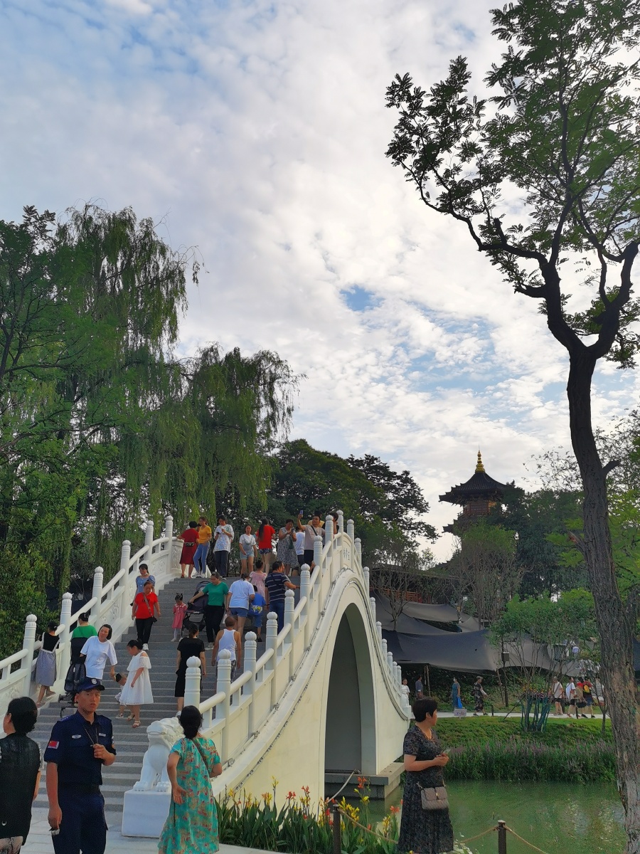 西安兴庆宫公园正式开门游客2021年7月1日傍晚游客在升级改造后的西安