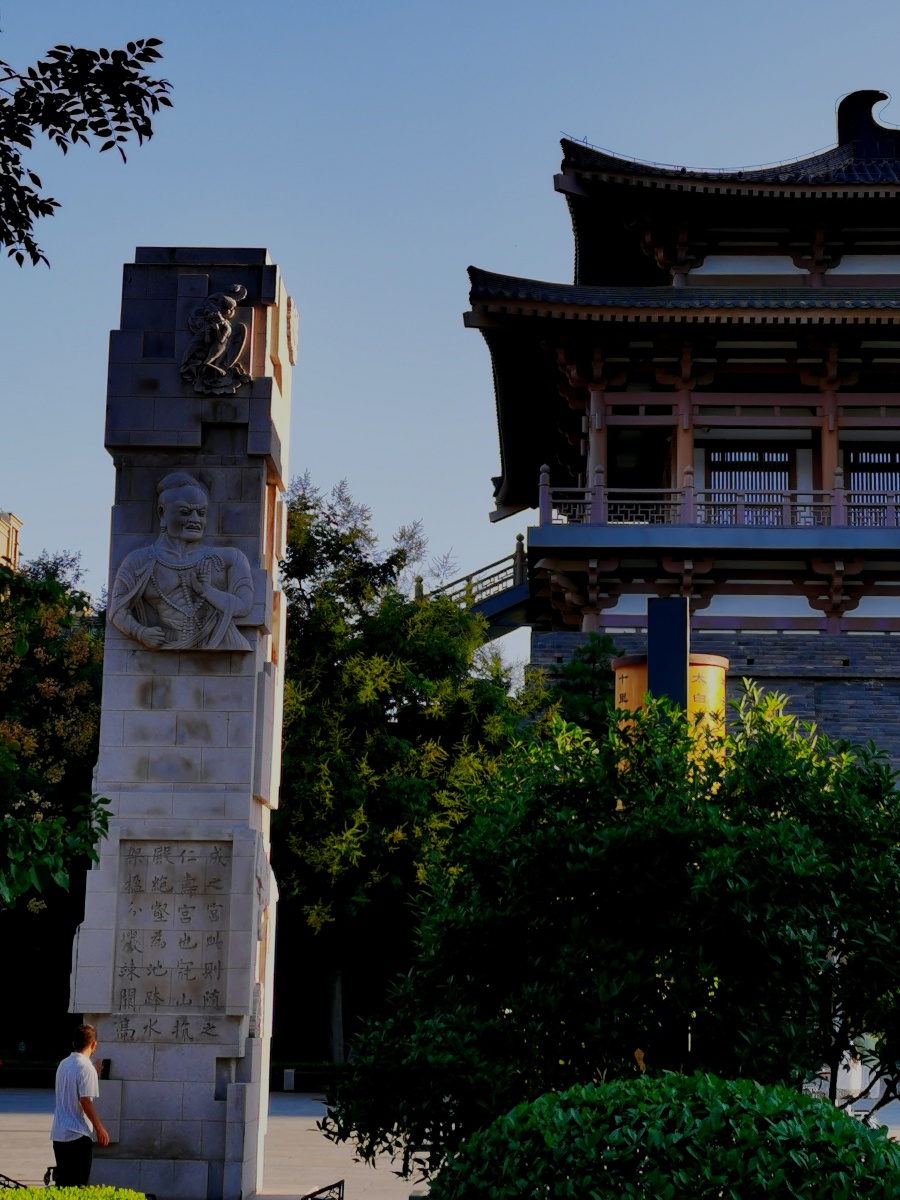 最美古城晨曦 2021年8月27日晨曦,陕西西安市曲江唐城墙遗址公园的古
