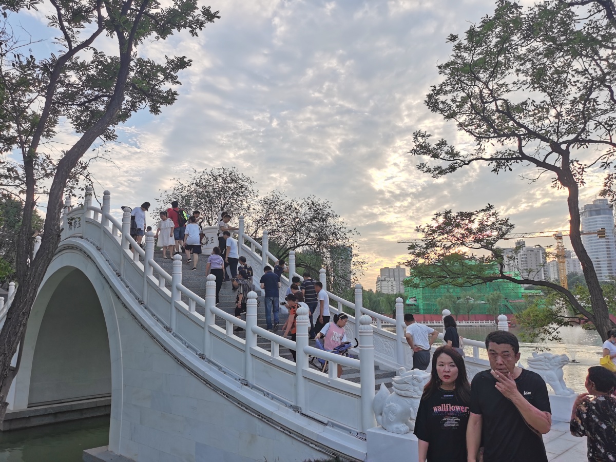 西安兴庆宫公园正式开门游客2021年7月1日傍晚游客在升级改造后的西安