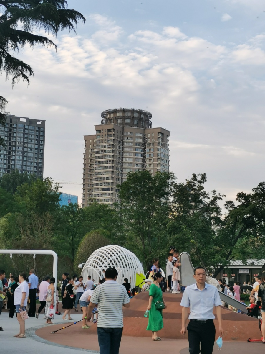 西安兴庆宫公园正式开门游客2021年7月1日傍晚游客在升级改造后的西安