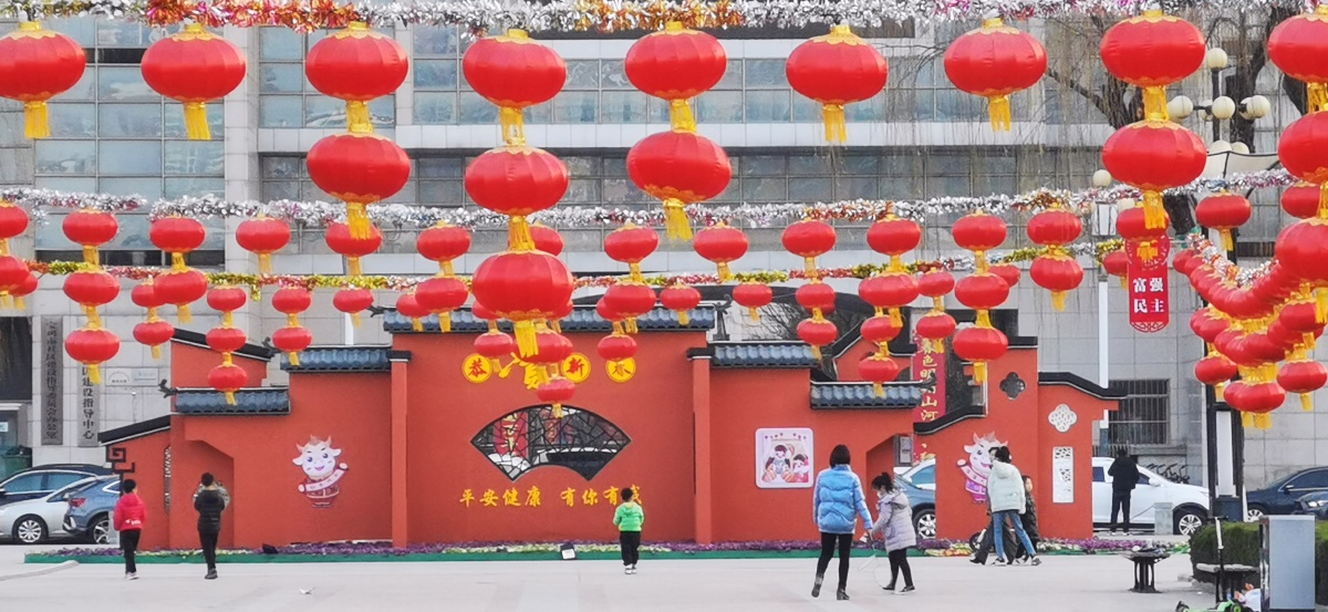 张灯结彩迎新年新年临近陕西宝鸡市的大街小巷挂起中国节红灯笼等节日