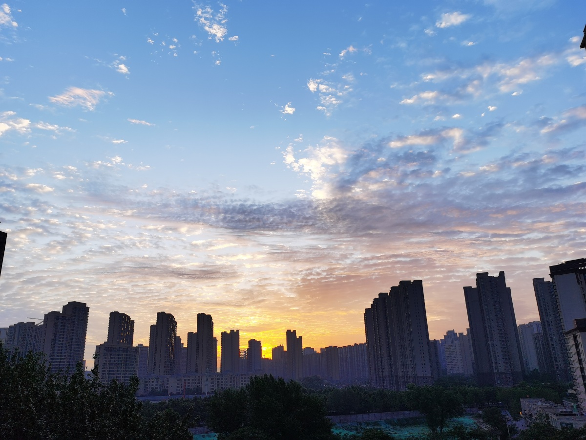 都市日出2021年5月22日清晨都市日出拍摄于陕西省西安市雁塔区