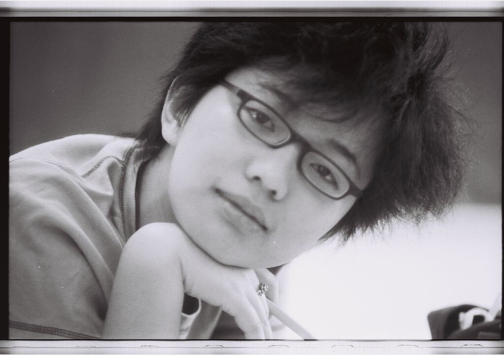 拍摄者李富贵,记不清什么时候了,应该也是2005年。女生宿舍434?暴发在阳台抽烟<br />
宿舍阳台 暴发应该是边洗衣服边晒太阳,戴着我们在甘南写生买回来的戒指