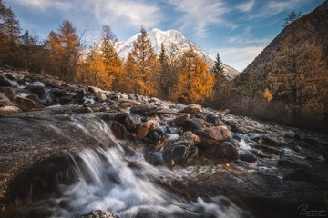 雅拉雪山下