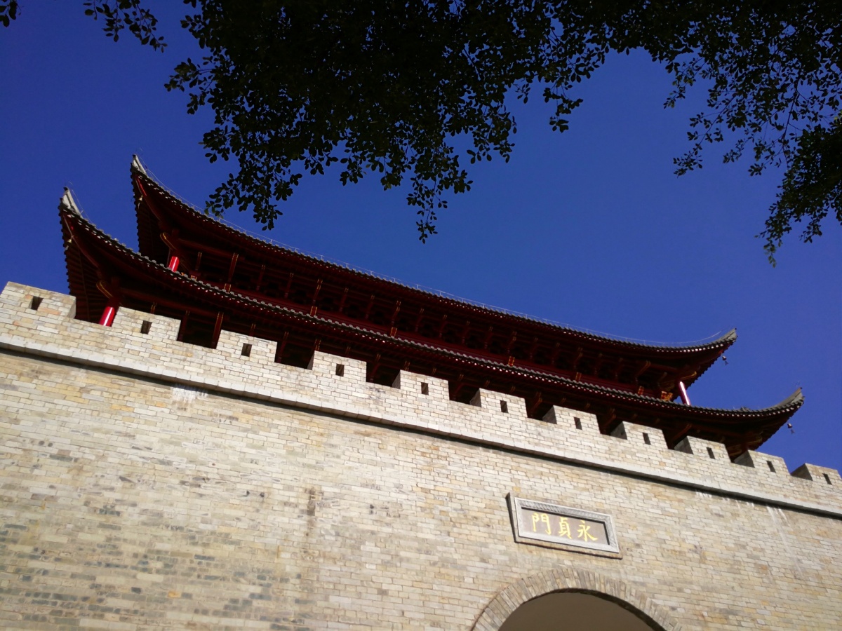 暖冬的光线把北门楼下的侧门切为两半,建水北门楼下的光阴.