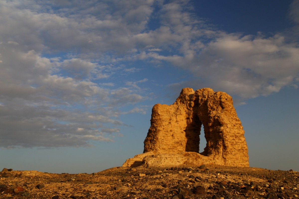 夕阳下的烽火台
