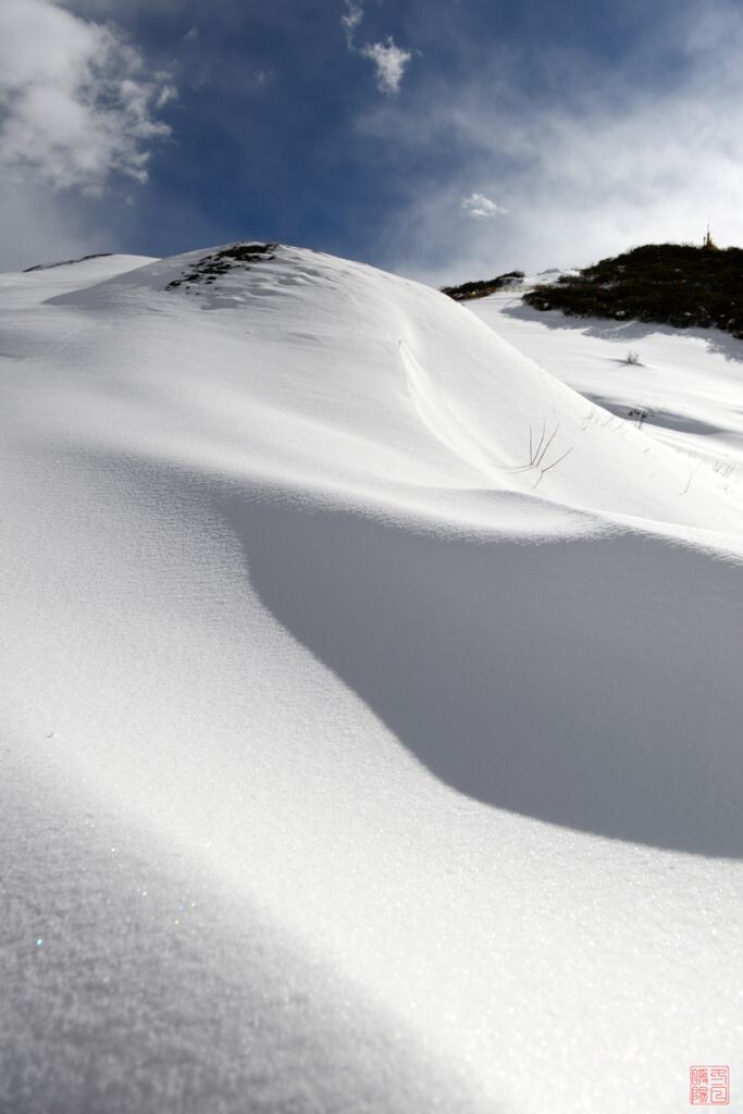 四川西部的高原雪山总是让人留恋,这是四川小金县到马尔康之间的梦笔山垭口的雪景,梦笔山也是当年红军长征时翻越的第二座大雪山。