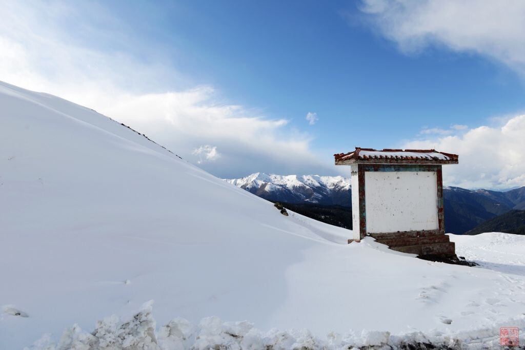 四川西部的高原雪山总是让人留恋,这是四川小金县到马尔康之间的梦笔山垭口的雪景,梦笔山也是当年红军长征时翻越的第二座大雪山。