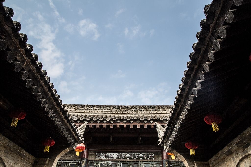 久仰的蓝天白云与素雅古朴的屋檐相互映衬，星点的大红灯笼，古风习习，那么的平静和自然.......