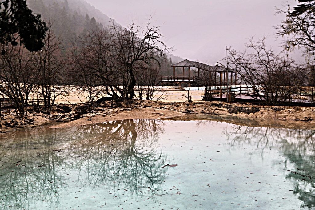 非丰水期黄龙。错过五一高峰期来到黄龙，正赶上下着大雨，景区内游人寥寥.....