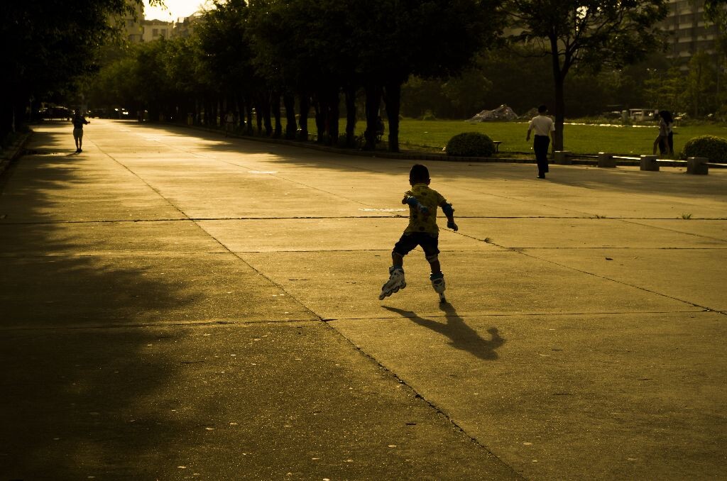 夕阳下的轮滑少年<br />
汕头林百欣广场