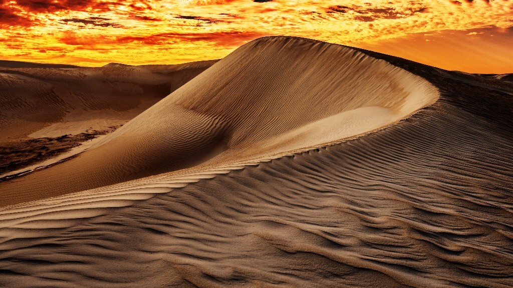 更准确一点是沙丘，在风的作用下形成了漂亮的纹理。西澳的地理就是这么奇特，绿洲，沙漠，海洋可以同时尽收眼底。