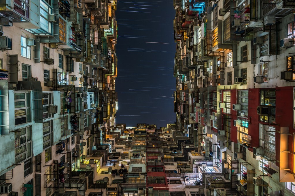 鲗鱼涌的这栋建筑可以说已经取代之前的中银大厦和现在的IFC二期成为摄影师到香港必拍的地方了。我也不能免俗，也确实被这种密集的公寓大楼所吸引，不过千篇一律不是我的风格，所以就趁着晴朗的夜空拍了二十分钟的星轨。