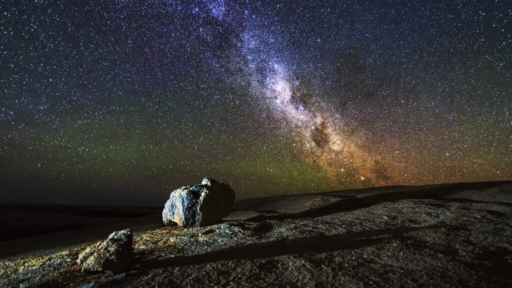 拍摄于西澳著名景观波浪岩上面，西澳的野外纯净的星空，让人对将要出现的夏季银河充满了期待。