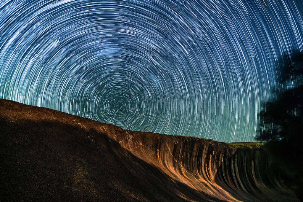 西澳大利亚地标性景观波浪岩的一个万里无云，星光满天的夜晚。