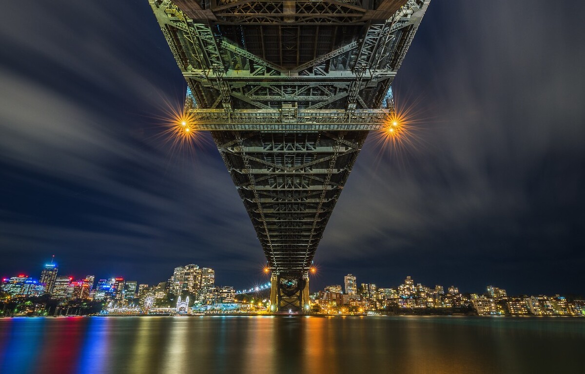 悉尼乃至澳大利亚的标志之一，非常宏伟庄重。夜幕下依然散发着浓厚的金属质感。