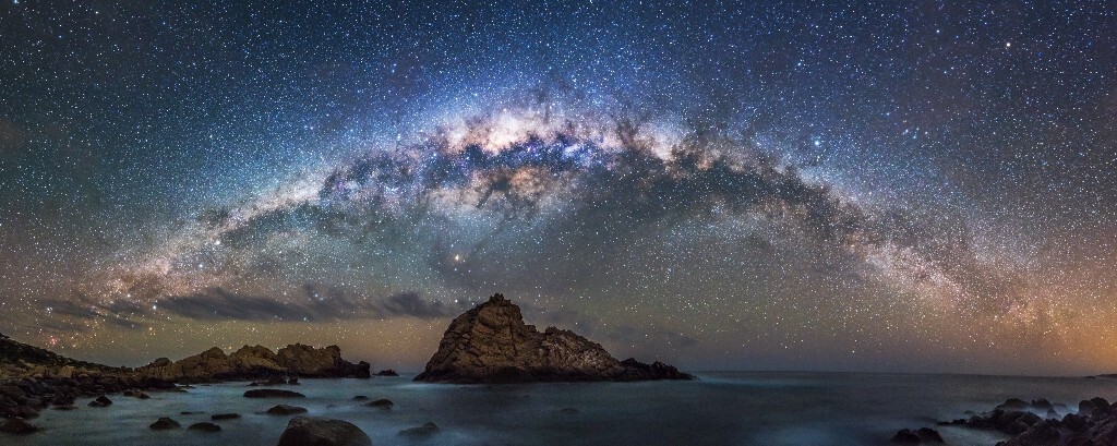 结束忙碌的一周最好的放松方式就是去海边看星星了。看着银河横跨天际并慢慢躺如海面简直是享受。话说西澳大利亚能看到银心在中间并横在天空的景象一年中也就这么几天了，很幸运可以拍到。