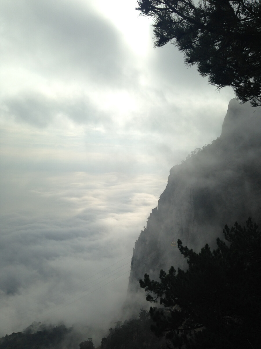 “克里米亚 Ai-Petri山”  云雾袅绕的山顶就像世外桃源，看到那抹光，又似打开了心中的缠绕
