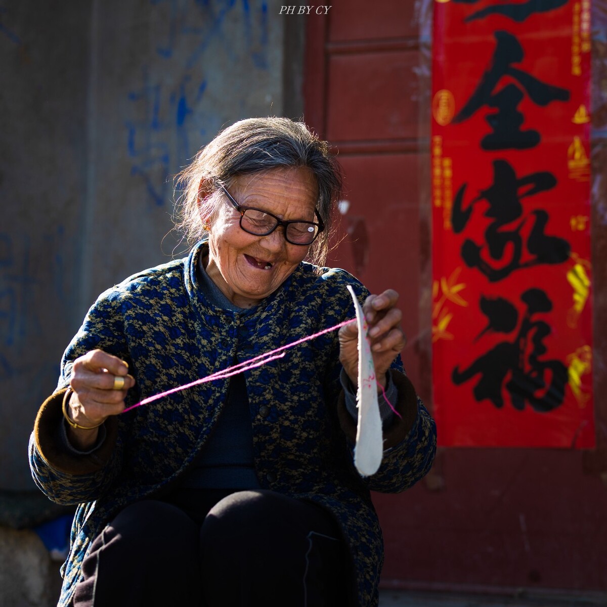 绣鞋垫的奶奶八十多岁了