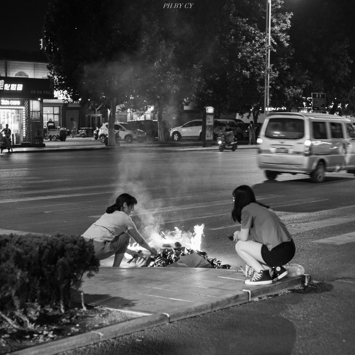 沂蒙山，如果遇到车祸，无论大小轻重，老人们都认为是得罪了路神、桥神、十字路口神什么的神灵，得烧纸钱，也有的讲究的，得做上祭祀的供养。