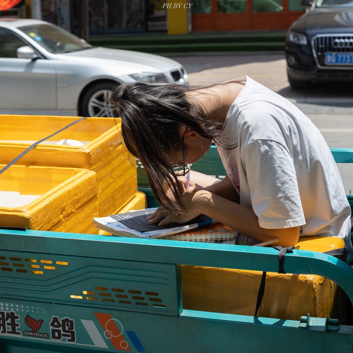 烈日下学习的少年