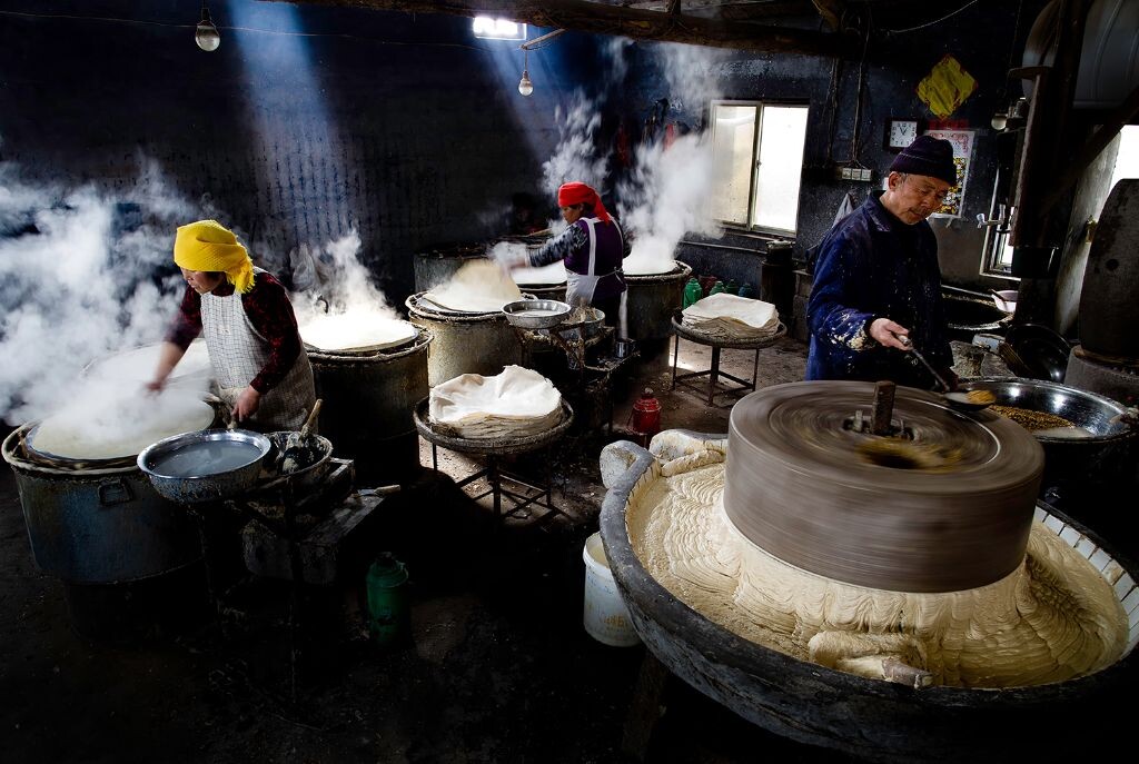 沂蒙大煎饼生产全过程：用石磨磨小麦（加上适量花生和大豆，会增加煎饼口感和柔软度），磨成糊子，用鏊子烙熟，摞在一起，等适度柔软再叠起来收藏，如果烙的干，能放几个月不会坏掉，不用防腐剂的。