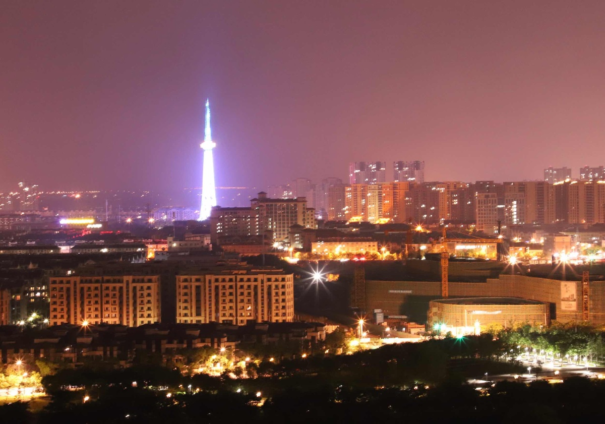 海宁,算得上干净也又美丽的城市,最喜欢现在东山上眺望远处的夜景