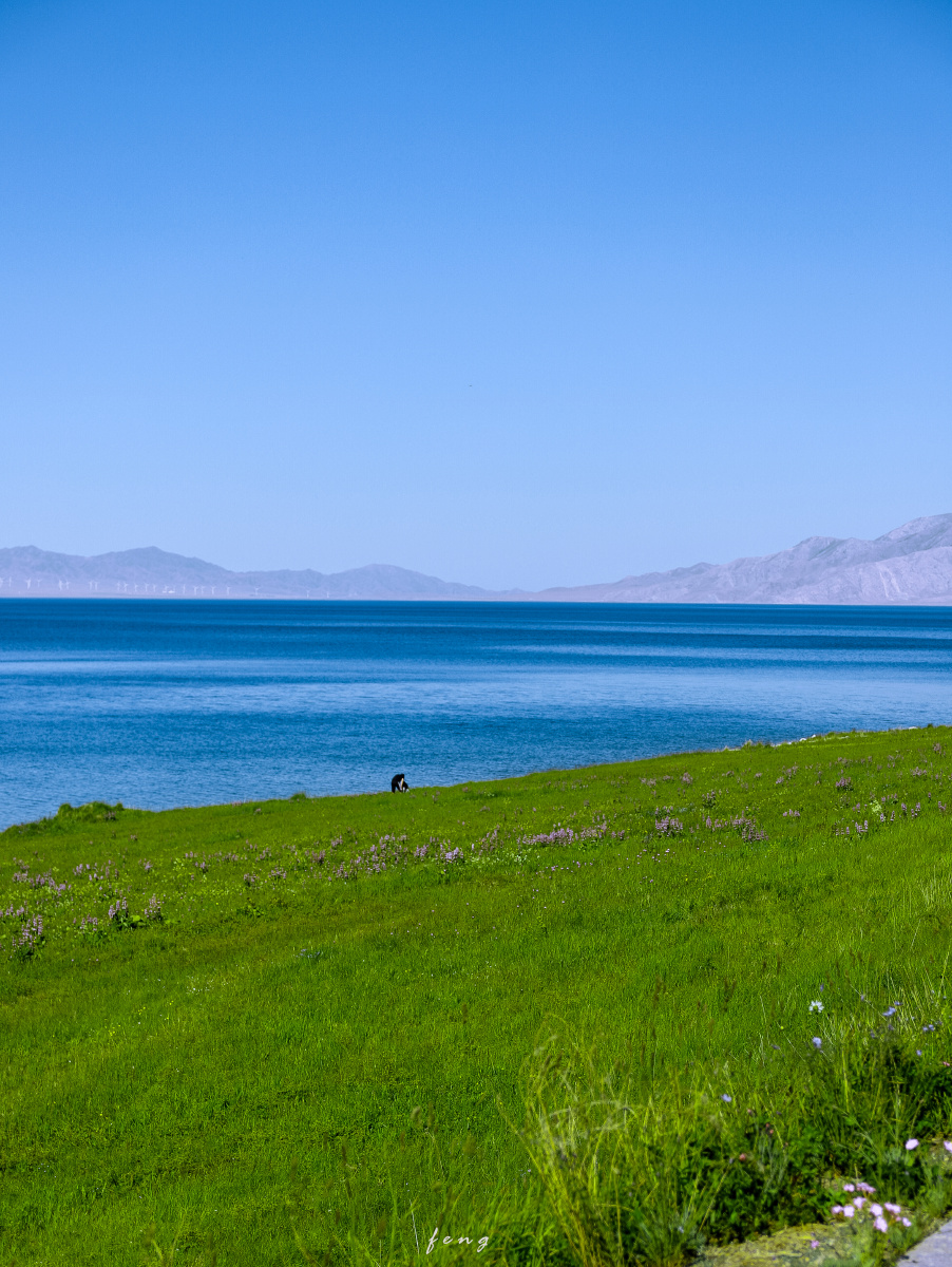 行走在新疆的赛里木湖感受夏天的最后一点温度
