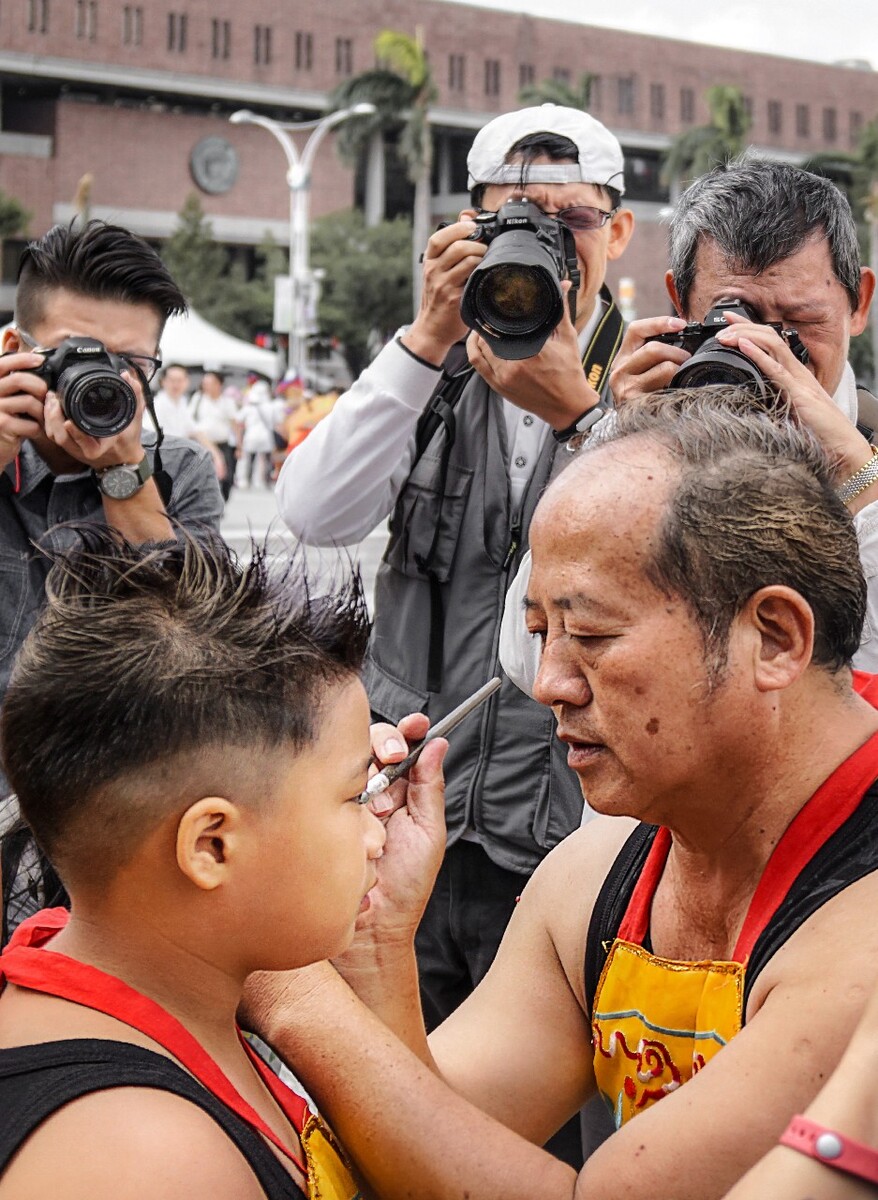 游行还没开始，长枪短炮已经就位。