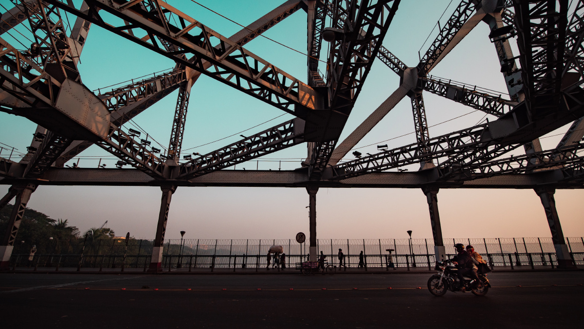 豪拉大桥一座百年钢铁大桥也是一座异常繁忙的大桥