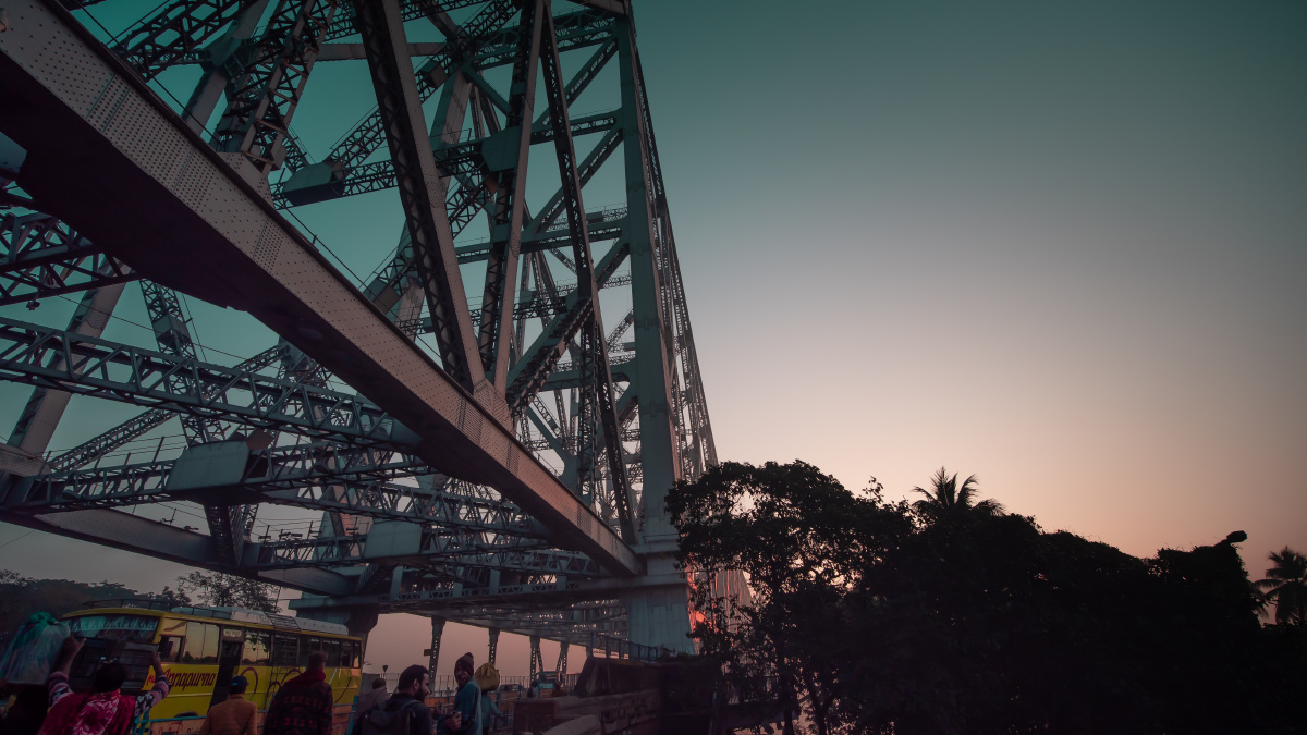 豪拉大桥一座百年钢铁大桥也是一座异常繁忙的大桥