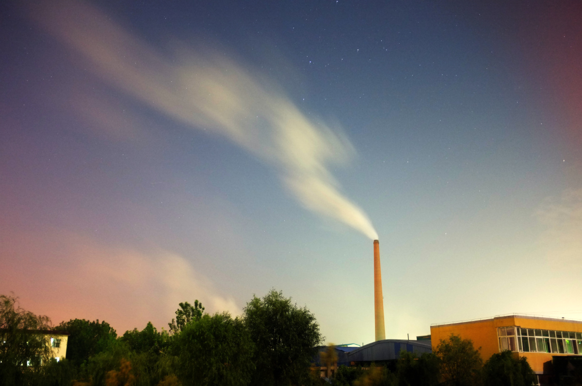 苏北农村边上酒瓶粉碎厂的烟囱到现在还在飘烟