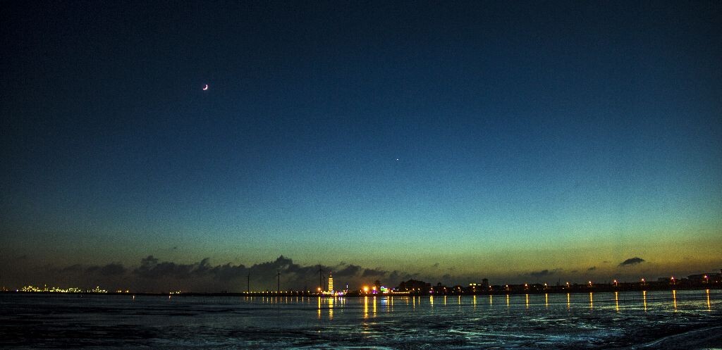  月下海滨仲夏夜