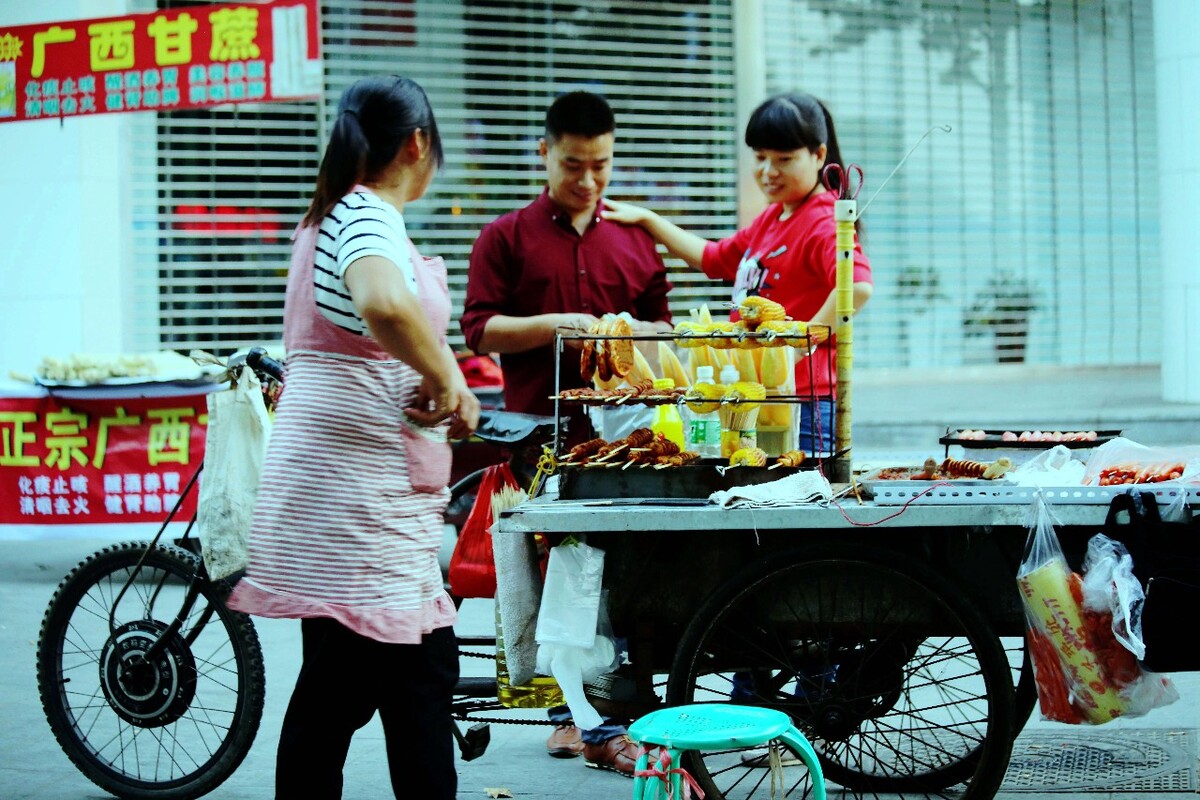 小摊小贩闪亮登场