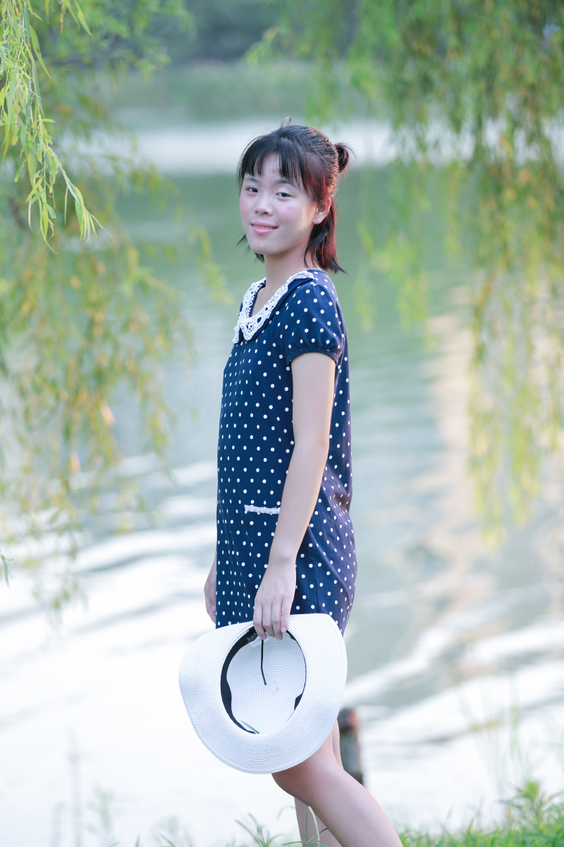 小姑娘很害羞自己化的妆少女的青涩照片