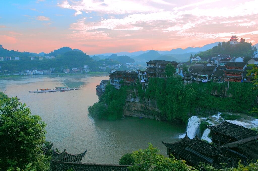夕阳芙蓉镇<br />
张家界去凤凰的途中路过这个小镇，听说当年刘晓庆的电影芙蓉镇就是在这里拍摄，便停下来休息一下，正好赶上这夕阳美景。这次随性的停靠收获这张意外的惊喜~