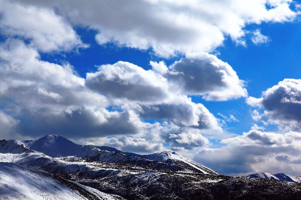 黄龙雪山云海<br />
虽然才是秋天，但是黄龙已经下雪封山，这是返程前拍下的。有机会我一定会再来的！